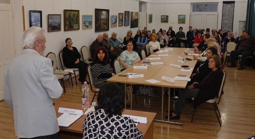 A magyar nyelvhasználat volt a középpontban a Verseghy könyvtár konferenciáján