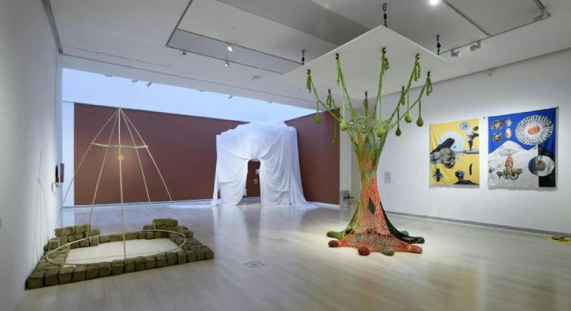 Az agy és az AI, világvégi falu távol a világ zsibbasztó zajától, a kakaó gyarmatosítása és Tony Curtis – a HVG kulturális ajánlója