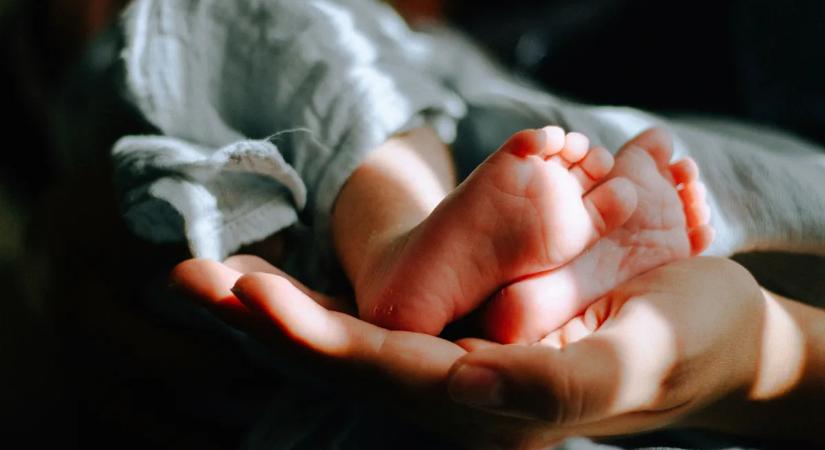 Az út szélén szülte meg gyermekét egy édesanya, miután elküldték a kórházból