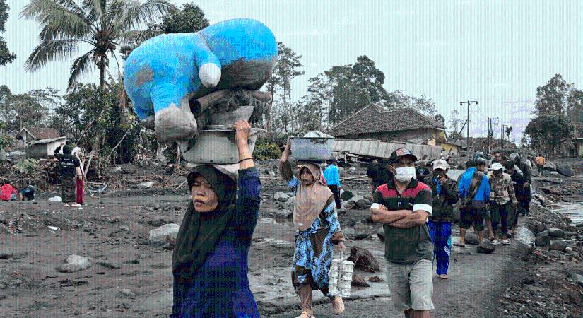 Indonéziában közel 1000 embert evakuáltak az ország legmagasabb vulkánjának kitörése után