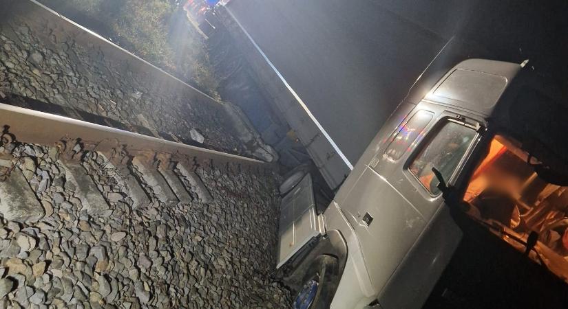 Csoda, hogy autóba tudott ülni, annyira ittas volt a vasúti síneken rekedt kamionsofőr