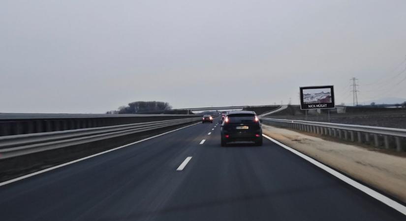 Továbbra is erős a szél és havazás is kezdődött