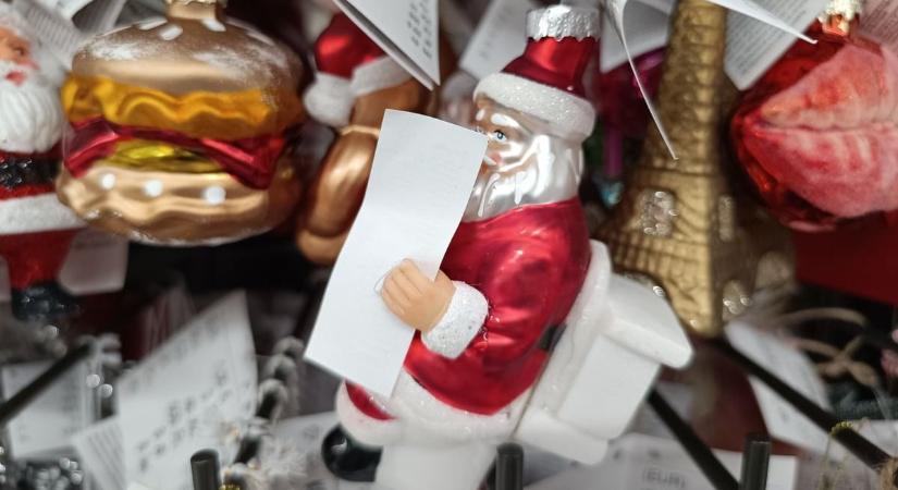 Wc-n ülő Mikulás, tüllszoknyás krokodil, csillogó cicidísz – ma már bármi a karácsonyfára kerülhet (fotók)