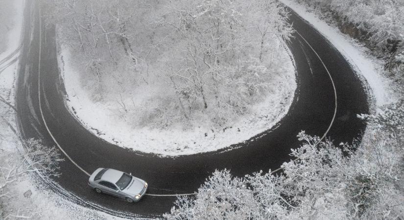 A havazás miatt téliesek az utak, készülnek a sípályák, de még nincs nyitás