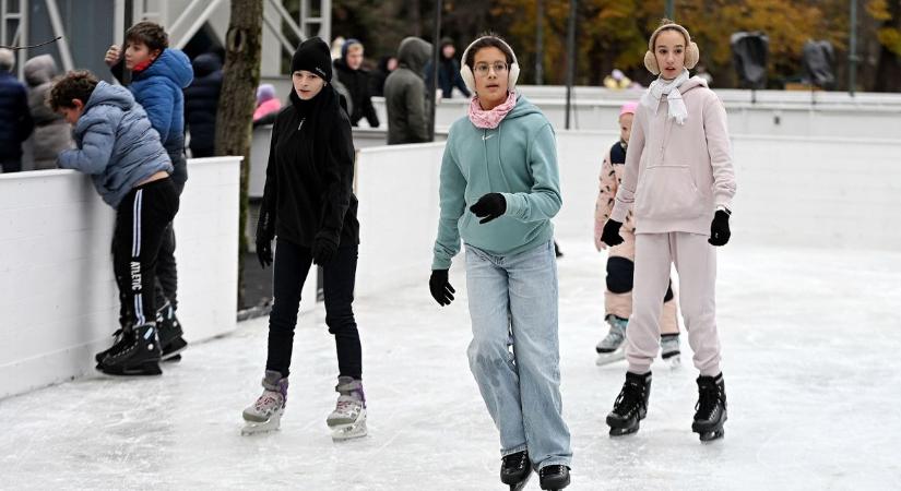 "Végre nem kell utazni, ha korcsolyázni szeretnénk Egerben" – megnyílt a jégpálya fotók, videó