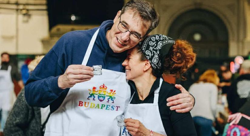 Karácsony Gergely kolbászt töltött és pálinkázott