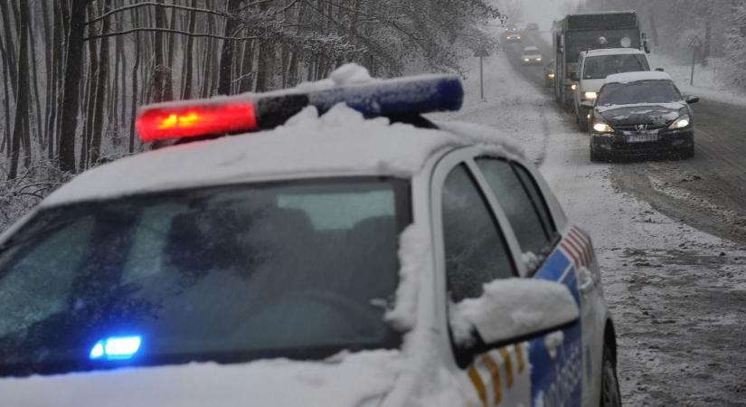 Nagy a baj: szalagkorlátnak vágódott egy autó a sztrádán!