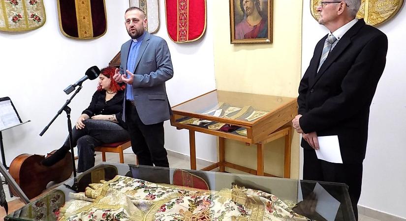 Régi miseruhák és szakrális tárgyak kiállítása a Párkányi Városi Múzeumban