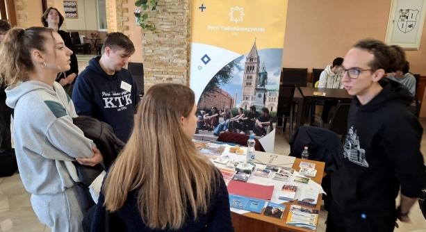 Pályaorientációs nap és irodalmi kávéház a Pannon Oktatási Központban