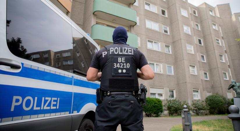 A berlini rendőrség 900 hívást kapott iskolai terrortámadásokról szóló álhírekkel kapcsolatban, az orosz nyomokat vizsgálják