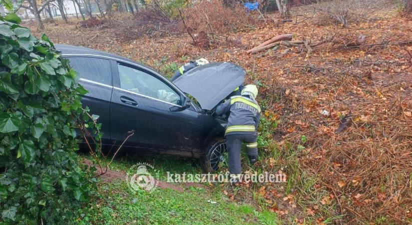 Árokba hajtott egy autó Tapolca és Sümeg között, forgalomkorlátozás van érvényben!