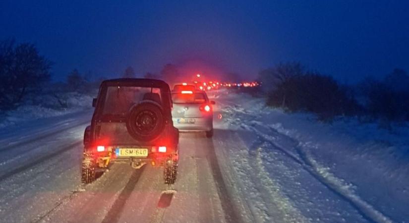 Megérkezett a hó a Dunántúlra - Több úton is fennakadások vannak - videó