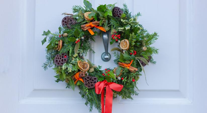 Így készíts gyönyörű karácsonyi ajtódíszt – A vendégeid (is) le lesznek nyűgözve!