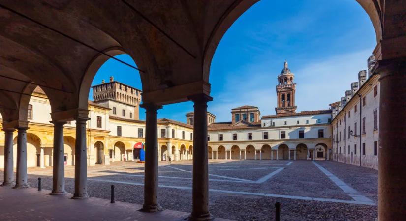 Egy 57 éves olasz férfi női ruhában és parókában jelent meg a hivatalban, aztán a háza pincéjében megtalálták a 3 éve halott anyja holttestét