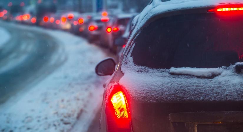 Nagy baj van az utakon a havazás miatt a Bakonyban