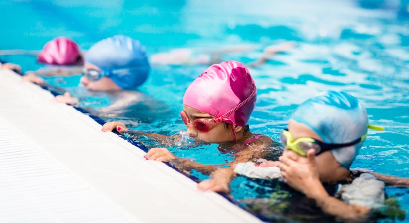 Majdnem megfulladt az úszásoktatáson egy 3 éves gyerek Budapesten