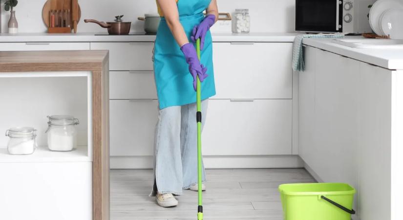 Ettől a minden háztartásban megtalálható szertől ragyogni fog a padló