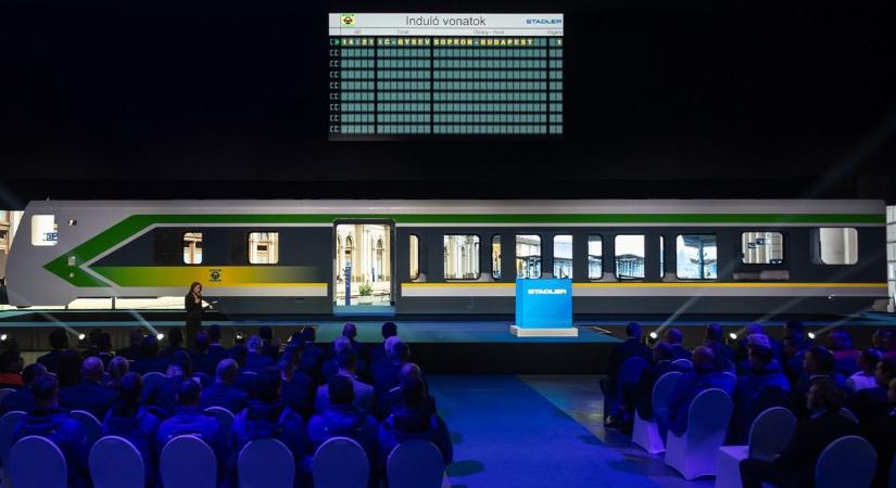 Leleplezték a GYSEV új InterCity-motorvonatainak első festett kocsiszekrényét - fotók