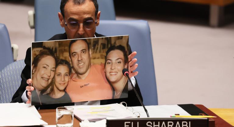 Kiirtották a családját, több száz napig raboskodott a föld alatt, mégis szereti az életet