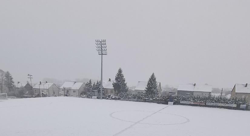Megbénította az országot a havazás: több jármű elakadt, autók csúsztak árokba