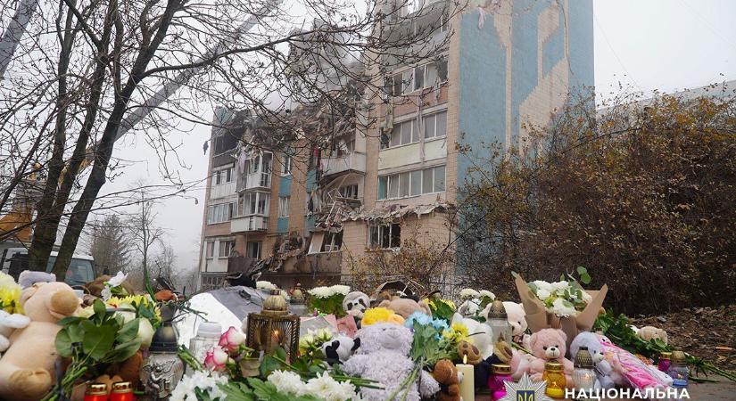 Ternopilban egy nő és két gyermek holttestét emelték ki a romok alól