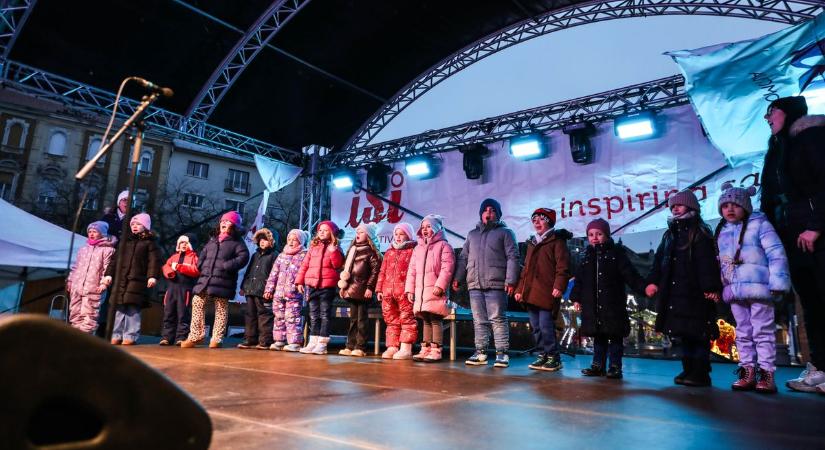 A Mesevár óvodásai nyitották a szombati programot a szombathelyi adventi vásárban