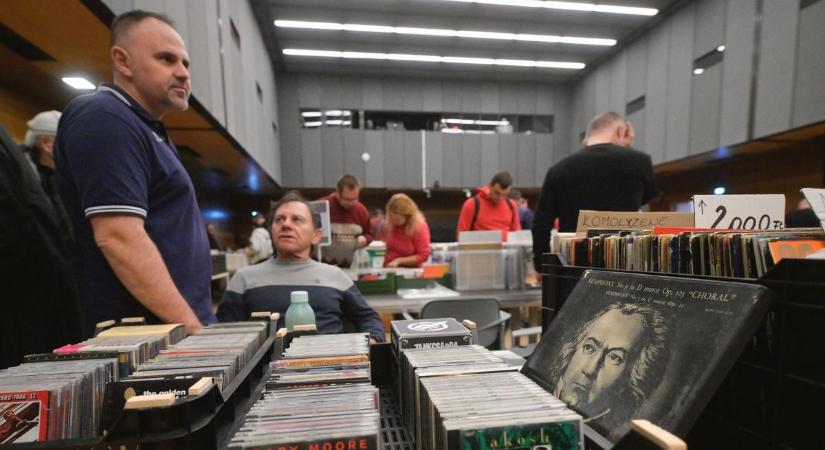 Olyan bakelitkincsek kerültek elő Szegeden, hogy a rajongók alig hittek a szemüknek – galériával, videóval