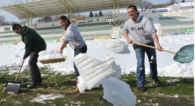 Lapátolni hívják a focidrukkereket