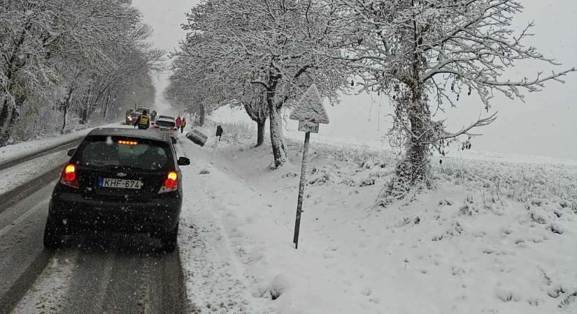 Törtek az autók szombaton Somogyban, sűrűn riasztották a tűzoltókat a télies időben