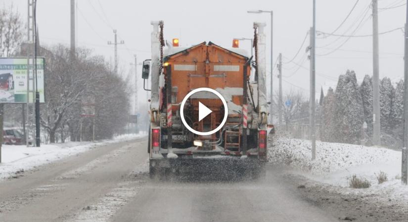 Már eddig is gondot okozott a havazás, de a neheze még csak most jön: éjszaka belepheti a hó Budapestet