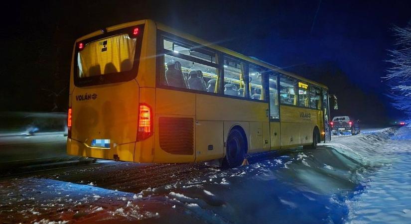Elakadt egy busz Zirc és Szarvaskút között a csúszós, jeges úton ( fotók)
