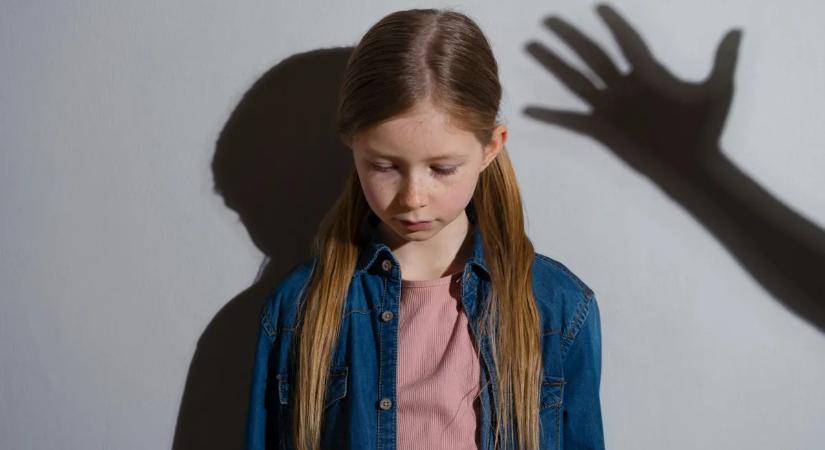 Felháborító: A bébiszitter kimosta a kislány ruháit, hogy eltüntesse durvasága bizonyítékait