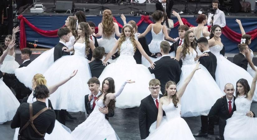 A Tömörkény végzősei könnyekkel és ragyogó mosollyal táncolták végig életük egyik legszebb estéjét – galériával, videóval