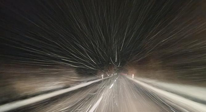 Hófúvást, nehézkes közlekedést, sok balesetet hozott a szombat