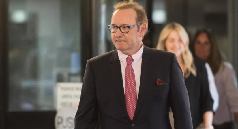 Kevin Spacey AirBnb-kben lakik és szállodai énekesként dolgozik Cipruson