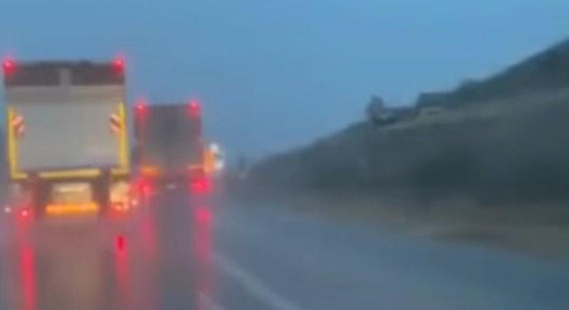 Kisajátította a kamionos a belső sávot 30 km-en át az M1-esen - videó