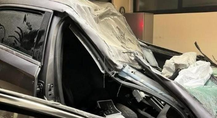 Akkorát repült, hogy egy emeleti irodában landolt a balesetező autó