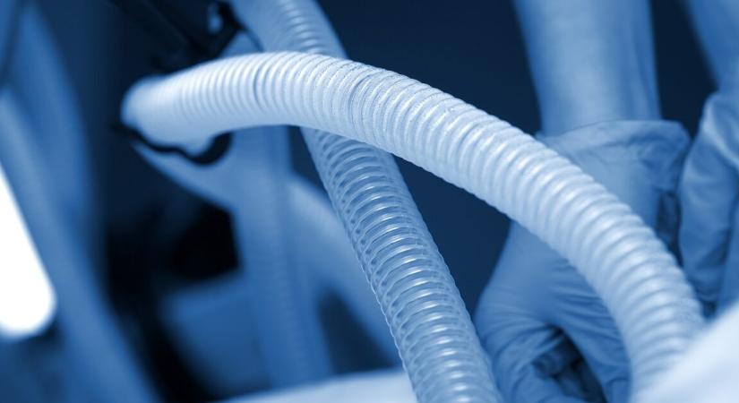 Kómából ébredve vádolta meg barátnőjét egy 22 éves fiatal, majd meghalt