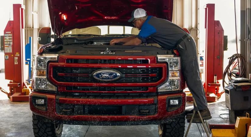 Hiába az átlagbér duplája, a Ford nem talál elég szerelőt