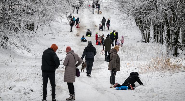 Kiadták a figyelmeztetést Magyarországon, vasárnap sem ússzuk meg a havazást