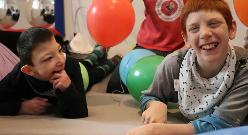 „Boldog gyerekkor álljon előttük is” – így mutatja meg a sérült Krisztián, hogy mit szeretne édesanyjától