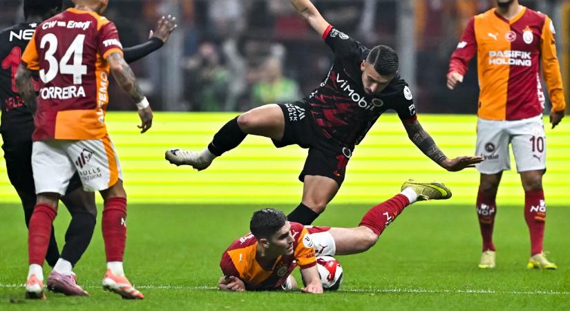 Durván letalpalták Sallait, de egy fejrúgás miatt ő is pirosat kapott – videó