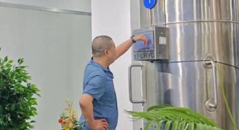 Kiakadtak a kínaiak a férfire, aki lefagyasztva őrzi a feleségét, de közben újra szerelmes lett