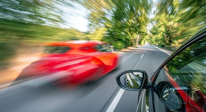 Megdöbbentő videóval hívta fel a figyelmet a rendőrség egy előzési hibára: eltiltás járhat érte