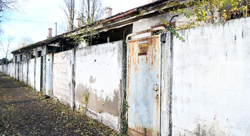 Kísérteties nyomok a kerítés mögött – hátborzongató a látvány Szolnokon