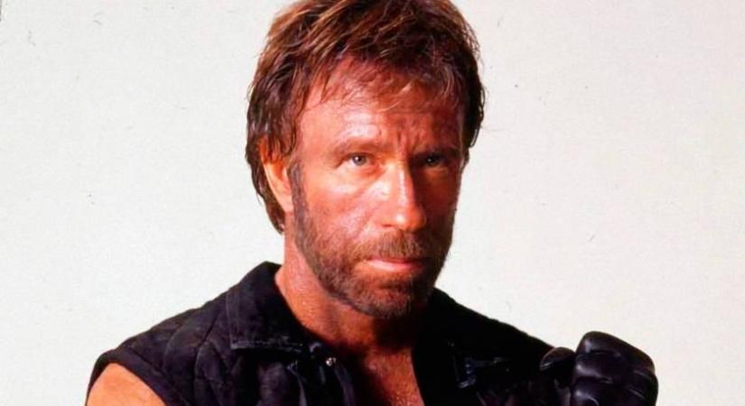 A 85 éves Chuck Norrisra már alig ismerünk rá: ennyire más ősz hajjal