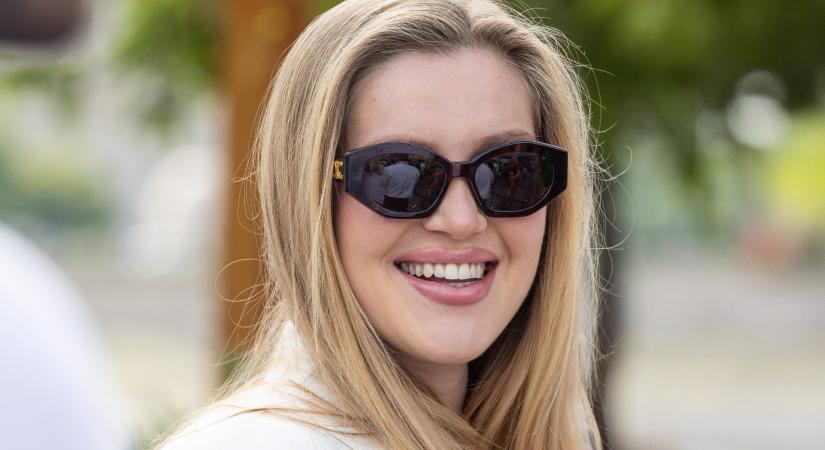 Szoboszlai Dominik felesége és kislánya elit társaságban: az angol focistafeleségek között szurkoltak a lelátón