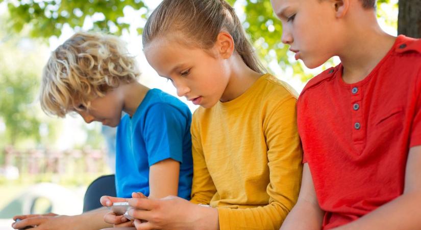 Sokkoló hatások: ezt teszi a gyerek lelkével a korai okostelefon-használat
