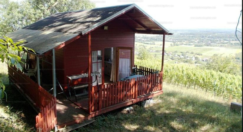 Mesés panorámás nyaraló a Somló lankái között, hihetetlenül olcsón ( galéria)