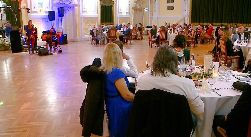 Programozható robotokra gyűjtöttek az Aranyossy iskola jótékonysági bálján